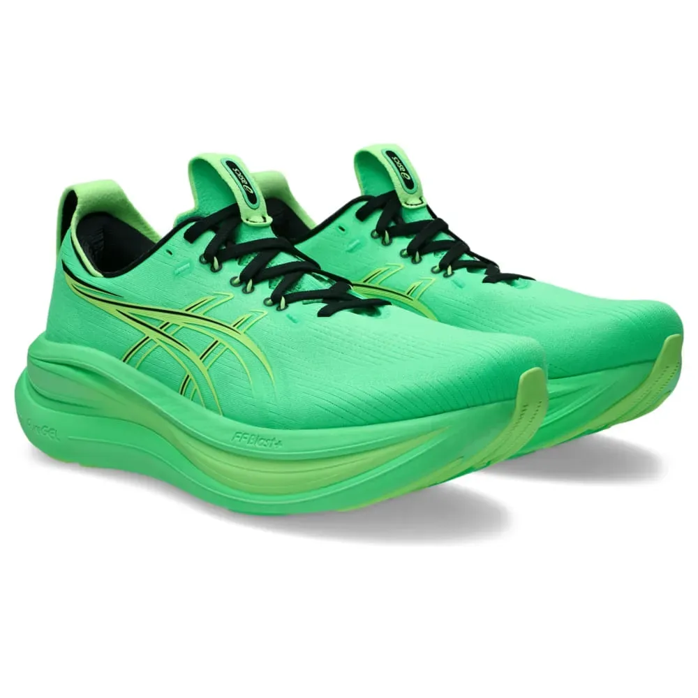 Tênis Asics Gel-Nimbus 28 verde masculino vista frontal com cadarço e solado em fundo branco